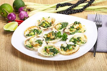 Grilled scallops with green onion