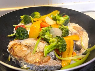 Baked mackerel with vegetables