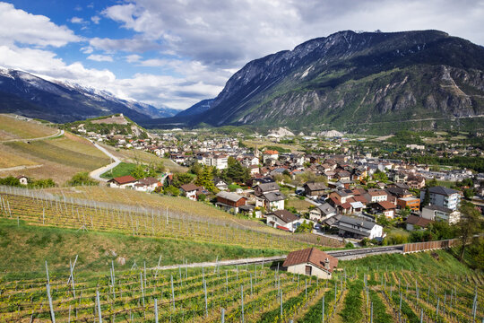 Vignoble de Sierre et village dans la vall&eacute;e du Rh&ocirc;ne en Suisse