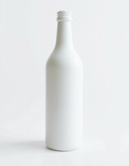 einzelne Glasflasche mit Flüssigkeit vor weißem Hintergrund.