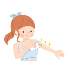 自分で腕の脱毛をする若い女性
