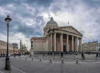 Obraz premium Paris, France - 04 19 2025: Panoramic view of The Pantheon, Saint-Étienne-du-Mont Church and Sainte-Geneviève Library behind from Pantheon Square.