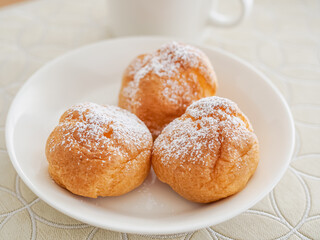 皿の上の小さなシュークリーム