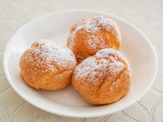 皿の上の小さなシュークリーム