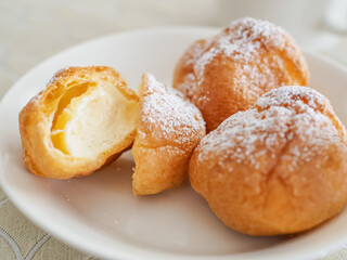 皿の上の小さなシュークリーム