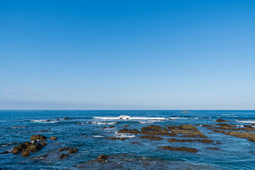 岩礁と穏やかな海の広がり