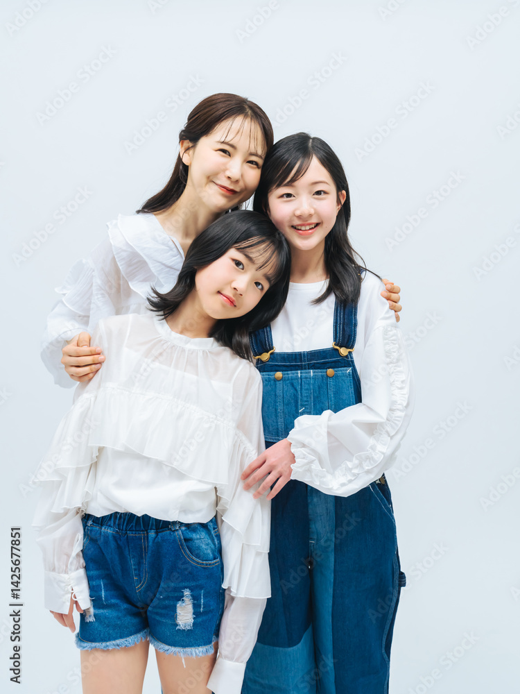 Poster 親子、子供、女子、女性、女の子、家族、ファミリー、ファッション、カジュアル、リラックス、子育て、育児、笑顔、ポートレート、デニム、ジーンズ、おしゃれ、シンプル、キレイめ、美容、スキンケア、健康、ヘルシー、コーデ、ママ、母親、姉妹、少女、母子、母娘、成長、小学生、モデル、寄り添う、ハグ、守る、保険、安心、安全、保護者、白バック、コピースペース、広告、家庭、写真館、キッズ、フォトスタジオ、日本人、子ど