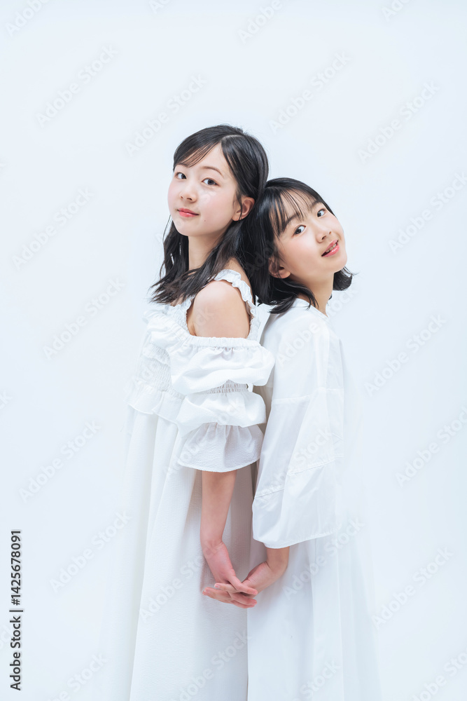Poster 姉妹、少女、女の子、キッズ、子ども、子供、ドレス、写真館、フォトスタジオ、ファミリーフォト、ポートレート、ワンピース、アパレル、おしゃれ、ファッション、寄り添う、仲良し、愛情、友達、白バック、コピースペース、広告、パーティー、透明感、白、ホワイトニング、スキンケア、コスメ、化粧品、家族、成長、ハーフ成人式、卒業、記念写真、記念撮影、メモリアル、清潔感、可憐、清楚、美少女、美容、ビューティ、日本人、