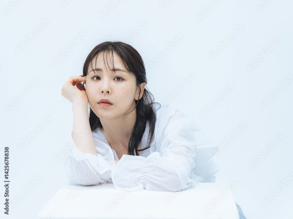 Fototapete 女性、スキンケア、美容、コスメ、化粧品、脱毛、ナチュラル、美白、ホワイトニング、セルフケア、アンチエイジング、エイジングケア、UVケア、ニキビケア、ミドルエイジ、30代、若い、美肌、美顔、フェイスライン、コピースペース、白バック、広告、ポートレート、ヘアケア、エステ、サロン、美容院、日本人、女子、ファッション、ハーフアップ、ヘアスタイル、シースルーバング、カジュアル、清楚、透明感、生活感、キレイめ