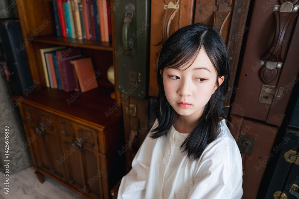 Aufkleber 女の子、女子、少女、ポートレート、アンティーク、笑顔、透明感、フォトスタジオ、写真館、ハーフ成人式、図書館、本棚、カメラ目線、ワンピース、ファッション、おしゃれ、美容、スキンケア、記念撮影、ヘアスタイル、美容院、モデル、子役、子ども、子供、女性、日本人、インテリア、かわいい、美少女、美人、美しい、魅力的、小学生、中学生、アイドル、10代、カジュアル、部屋、室内、読書、図書室、書籍、本屋、書店、きれ