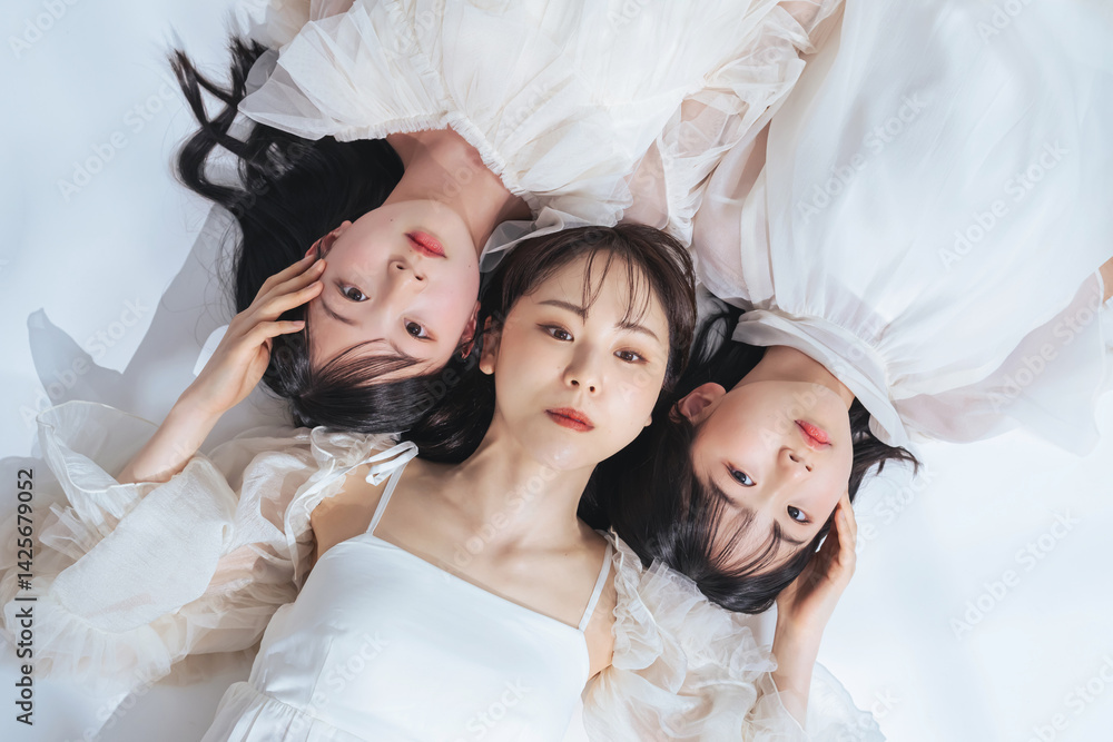 Poster 親子、家族、ファミリー、女子、女性、日本人、女の子、子ども、キッズ、ポートレート、写真館、フォトスタジオ、作品、撮影、記念、メモリアル、フォト、スタジオ、アート、清楚、姉妹、ママ、母親、ドレス、おしゃれ、ファッション、ワンピース、アパレル、エレガント、安心、守る、美容、美肌、コスメ、化粧品、美顔、美白、ナチュラル、メイク、ビューティ、スキンケア、お母さん、小学生、少女、寄り添う、仲良し、保護者、カ
