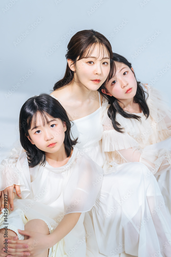 Poster 女の子、女子、女性、日本人、おしゃれ、美容、ブライダル、ウェディング、キッズ、子ども、子供、ファッション、親子、ポートレート、ドレス、美人、笑顔、透明感、清楚、シンプル、キレイめ、白バック、コピースペース、広告、家族、ファミリー、母子、全身、小学生、リラックス、アパレル、ビューティ、花嫁、レディース、モデル、美しい、美白、清潔感、高級感、ラグジュアリー、寄り添う、仲良し、家庭、ママ、母親、母娘、ナ