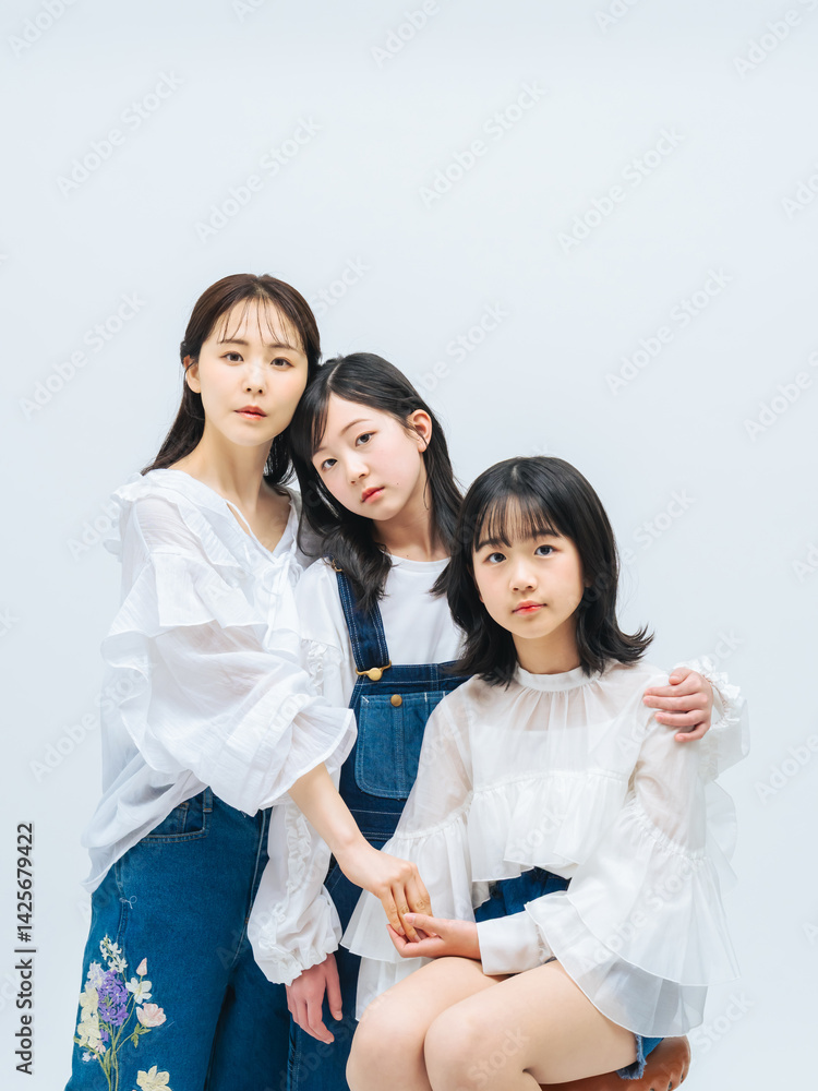 Poster 家族、子ども、親子、母子、ママ、安心、安全、リラックス、全身、カジュアル、ポートレート、子供、母親、育児、子育て、守る、保護者、教育、娘、姉妹、透明感、美容、スキンケア、ファッション、おしゃれ、清楚、寄り添う、仲良し、女性、女子、コピースペース、可愛い、保険、グループ、日本人、女の子、お母さん、幸せ、ファミリー、家庭、フォトスタジオ、キッズ、写真館、ファミリーフォト、小学生、白バック、デニム、ジー