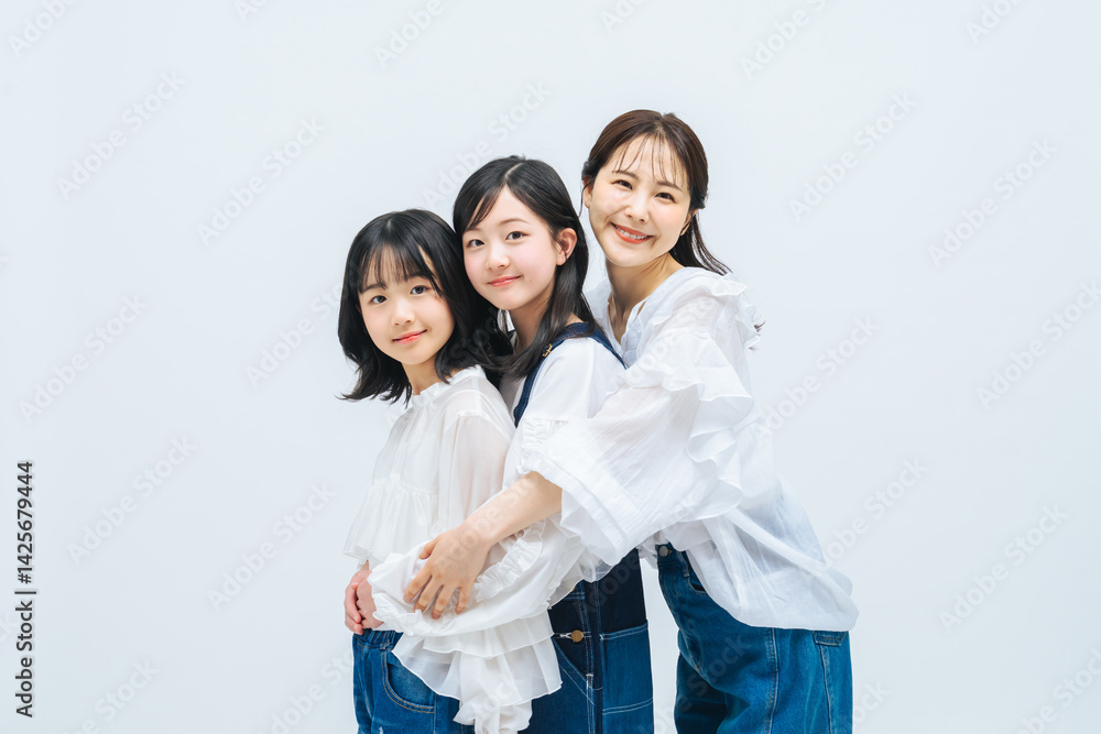 Poster 親子、子供、人物、女子、女性、女の子、家族、ハグ、ファミリー、ファッション、カジュアル、リラックス、子育て、育児、笑顔、ポートレート、デニム、ジーンズ、おしゃれ、シンプル、キレイめ、美容、スキンケア、健康、ヘルシー、コーデ、ママ、母親、姉妹、少女、母子、母娘、成長、小学生、モデル、寄り添う、守る、保険、安心、安全、保護者、白バック、コピースペース、広告、家庭、写真館、キッズ、フォトスタジオ、日本人