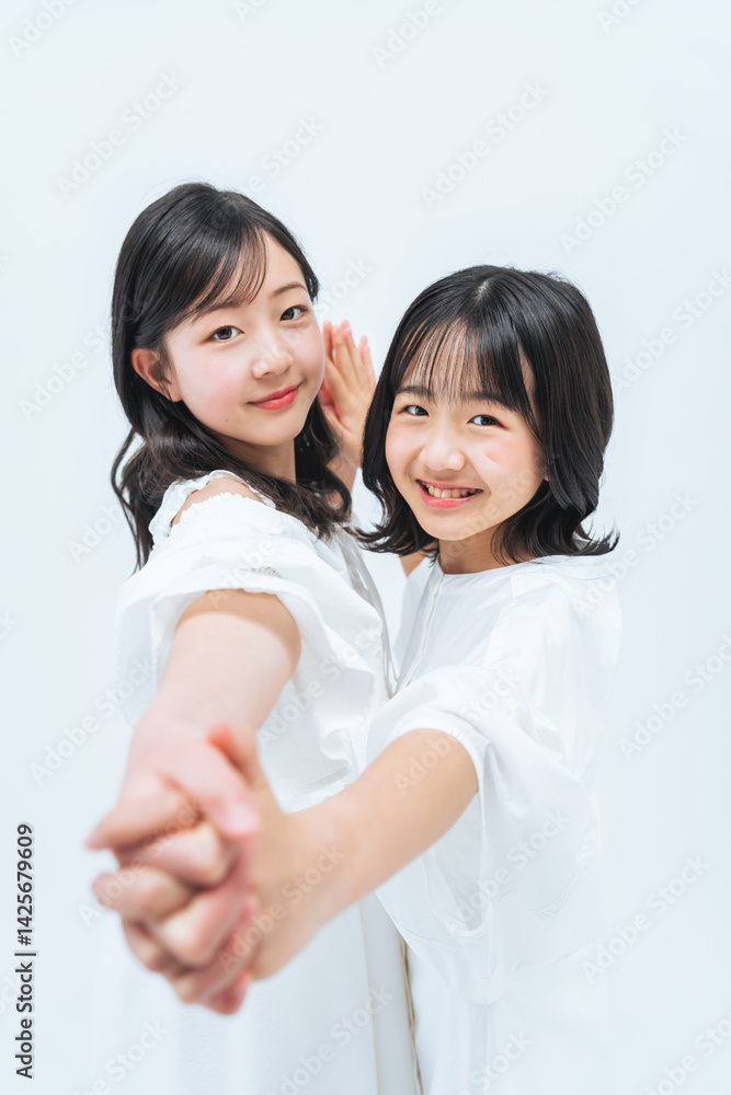 Poster 仲良し、姉妹、笑顔、ポートレート、リラックス、フォトスタジオ、写真館、ポジティブ、元気、ファッション、おしゃれ、可憐、清楚、透明感、ドレス、アパレル、健康、ヘルスケア、ウェルネス、家族、ファミリー、日本人、女性、女子、少女、女の子、子ども、キッズ、子供、小学生、成長、ワンピース、ダンス、踊る、ナチュラル、爽やか、明るい、かわいい、楽しい、嬉しい、美容、ビューティ、10代、ハーフ成人式、卒業、友達、