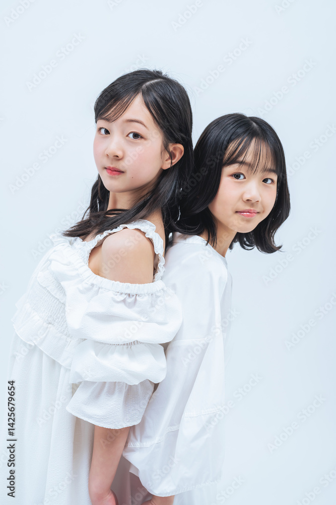 Poster 姉妹、少女、女の子、キッズ、子ども、子供、ドレス、写真館、フォトスタジオ、ファミリーフォト、ポートレート、ワンピース、アパレル、おしゃれ、ファッション、寄り添う、仲良し、愛情、友達、白バック、コピースペース、広告、パーティー、透明感、白、ホワイトニング、スキンケア、コスメ、化粧品、背伸び、家族、成長、ハーフ成人式、卒業、記念写真、記念撮影、メモリアル、清潔感、可憐、清楚、美少女、美容、ビューティ、