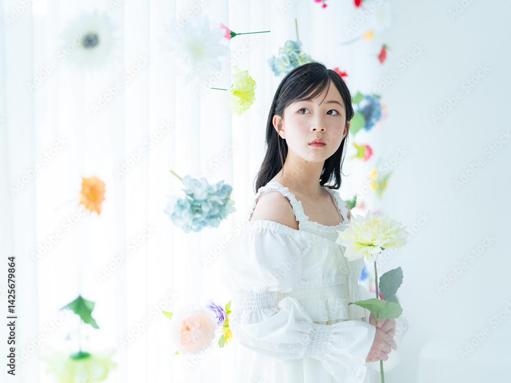 Aufkleber 女の子、少女、女子、フラワーカーテン、フローラル、花、ドレス、ポートレート、フォトスタジオ、写真館、記念撮影、記念写真、メモリアル、ハーフ成人式、卒業、小学生、ワンピース、ファッション、おしゃれ、透明感、女性、日本人、美しい、可憐、清楚、シンプル、ウェディング、コピースペース、10代、成長、美容、ビューティ、スキンケア、ヘルシー、ナチュラル、爽やか、自然、清潔感、美容院、アパレル、モデル、子役、子