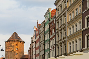 Fassaden historischer Häuser und das Milchkannentor in der Altstadt von Danzig, Polen