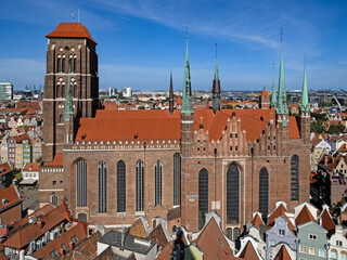 Luftaufnahme der imposanten Marienkirche in Danzig, Polen