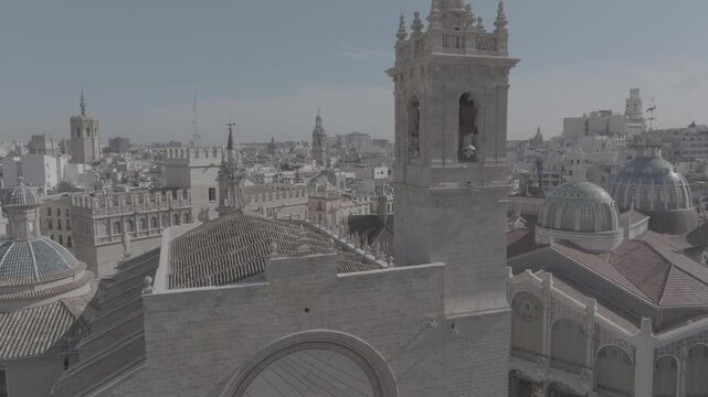Toma ascendente con dron revelando la parroquia de los Santos Juanes, el Mercado Central, la Lonja de la Seda y el skyline de Valencia