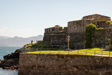 Ansichten der kleinen Bucht von Fisterra mit der Burg
