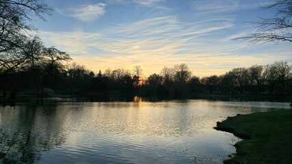 Obraz premium Serene Sunset Reflections Over a Beautiful and Peaceful Lake at Dusk during Evening Maschsee Hannover