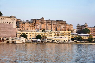 Fototapeta premium View of The City Palace from Lake Pichola, Udaipur, Rajasthan