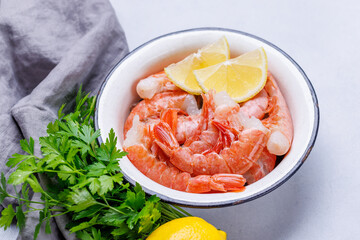 Fresh shrimps, accompanied by sprigs of fresh parsley and juicy lemon
