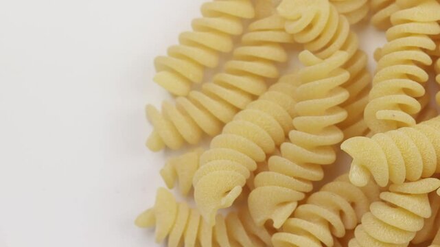 p&acirc;tes fusilli crues, en gros plan