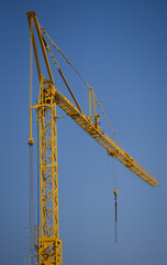 gelber Baukran vor blauem Himmel