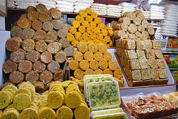 Indian sweet Sohan Halwa being sold at a shop near the Dargah of Khwaja Moinuddin Chishti, Ajmer, Rajasthan, India.