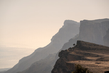 Einzelstehend: K&uuml;stengebirge im Morgennebel Oman