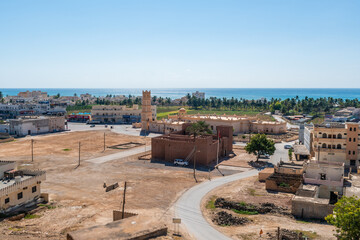 Küstenstadt im Nahen Osten in Oman Tradition trifft Moderne Historisches Lehmgebäude mit Blick...