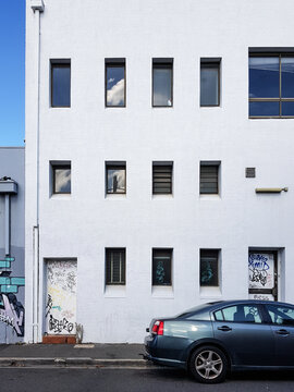 Modular Windows in Plain Building Facade