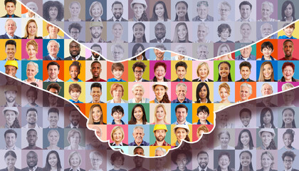 Handschlag vor vielen bunten Portraits einer Gesellschaft als Konzept für Miteinander