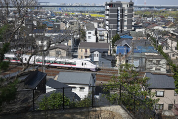 松戸市街と常磐線、E657系、戸定ヶ丘歴史公園から