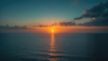 Obraz premium Golden Sunset Sky with Dramatic Clouds Over Horizon Sea at Dusk
