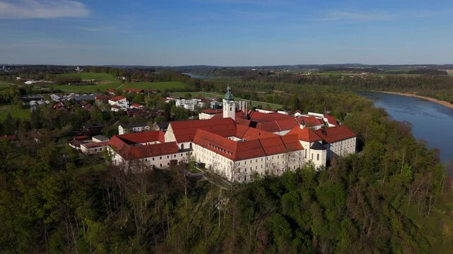 Luftaufnahme Kirche St. Michael im Attel, Stadtgemeinde Wasserburg am Inn, Landkreis Rosenheim, ehemalige Kirche Benediktinerabtei. Heute ist sie Pfarrkirche Pfarrei Attel im Pfarrverband Edling. 