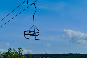 Seilbahngondel vor blauem Himmel