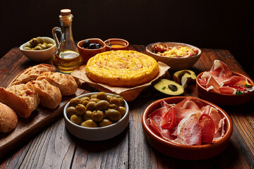 Mesa rústica con surtido clásico de tapas españolas 02