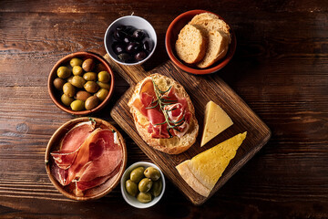 Mesa rústica con surtido clásico de tapas españolas 03