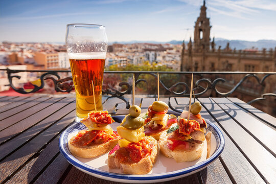 Tapas con bebida tradicional: ca&ntilde;a y vermut 01