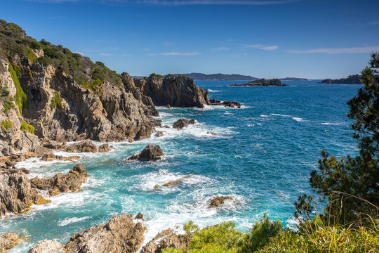 Randonn&eacute;e le long des falaises de la Presqu'&icirc;le de Giens au sud de la France