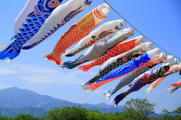 風に吹かれて元気に泳ぐこいのぼり。
Japanese koinobori, carp-shaped banner that swims cheerfully in the wind. Japanese traditional culture.