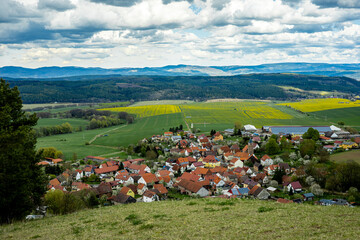 Frühlingshafter Spaziergang an einem herrlichen Sonnentag in der Thüringer Rhön bei...