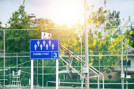Blue signs indicate the location of the assembly point.