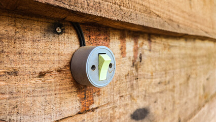 Interruptor na parede de madeira