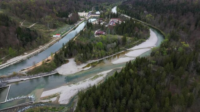 Luftaufnahme Kraftwerk Baierbrunn, Muenchen, Deutschland an Fluss Isar. Fischtreppe bei Gemeinde Baierbrunn fliesst Wasser der Isar in linksseitigen Isarwerkkanal Luftbildansicht. Oko-Wasserkraftwerk