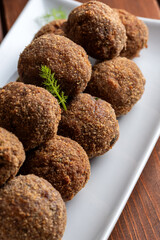 Piatto di polpette di manzo fritte 