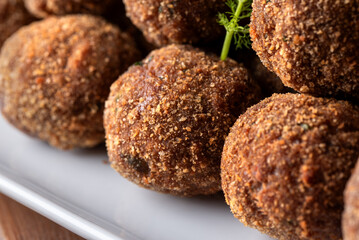 Piatto di polpette di manzo fritte 